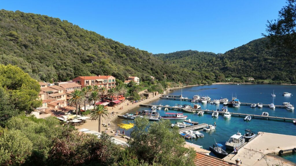 Île de Port-Cros, au large de la ville d’Hyères, panorama sur la côte, le village et le port, au bord de la mer Méditerranée (France)