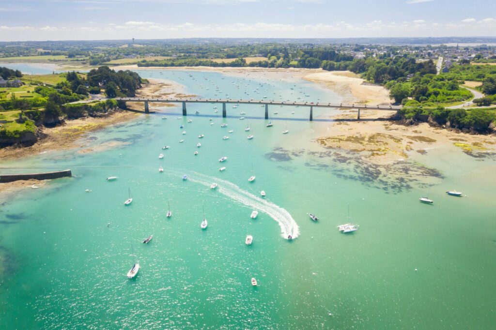 lancieux en Bretagne, la riviere et le pont du fremur, vue aerienne