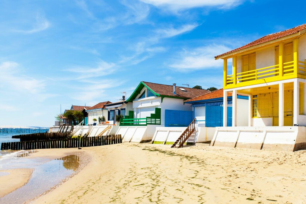 maison colorée du village de l'herbe bassin arcachon