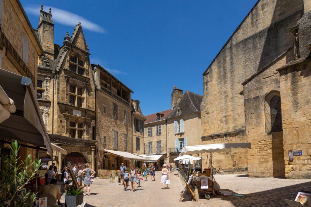 Sarlat-la-Canéda en Dordogne, dans le Périgord Noir en France. Vue du centre-ville.