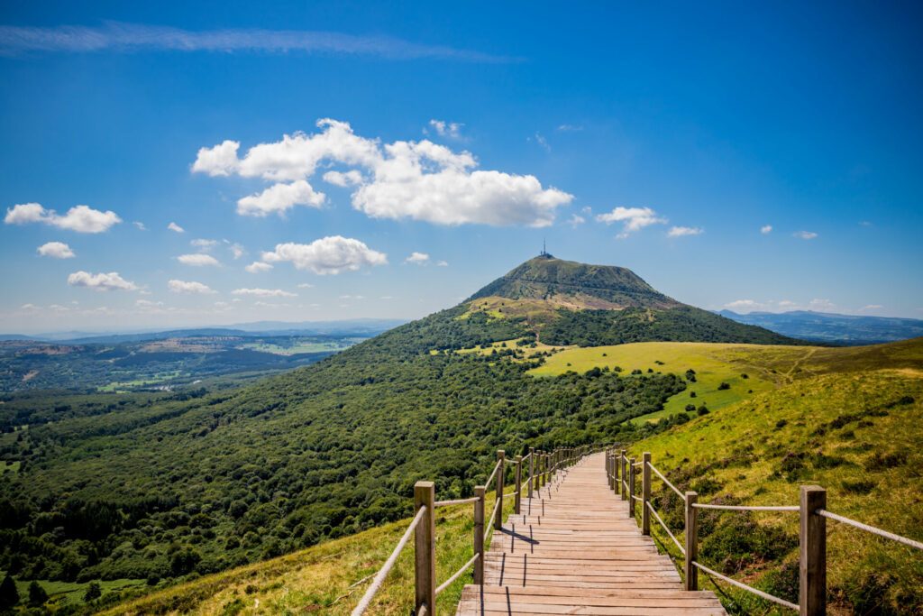 Vue sur le Puy de Dôme depuis le Puy Pariou  en Auvergne