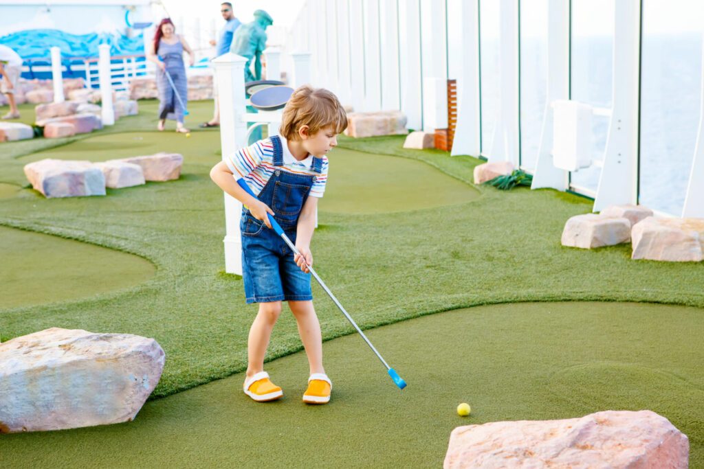 Des activités à bord du paquebot comme le mini golf