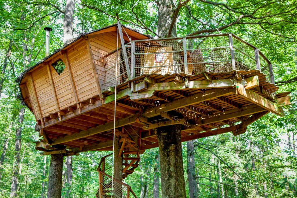 Dormir dans une cabane dans les arbres