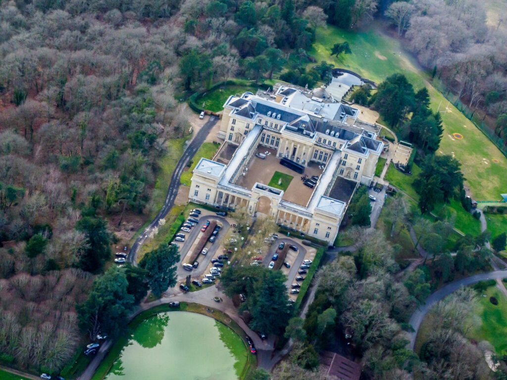 vue aérienne du château de Rochefort-en-Yvelines en France