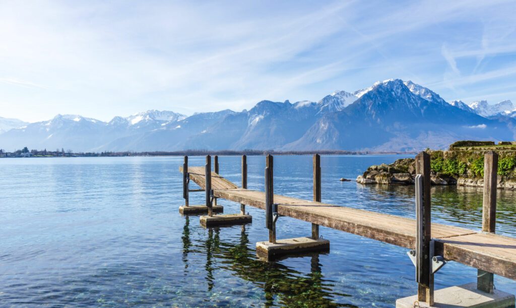Vue depuis un ponton au château de Chillon, et le lac léman, ses montagnes, Veytaux, Suisse