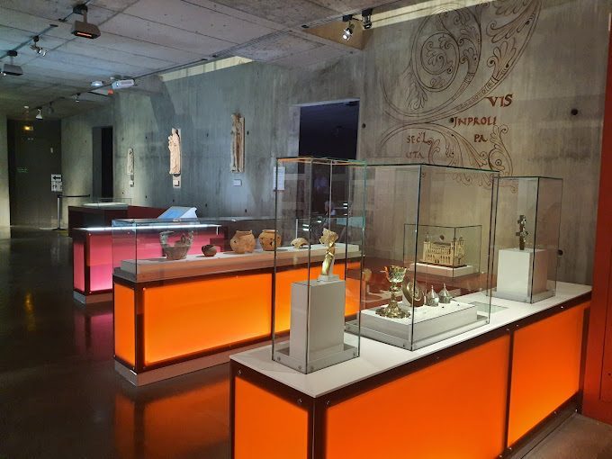 Le musée des manuscrits autour de Saint-Malo quand il pleut