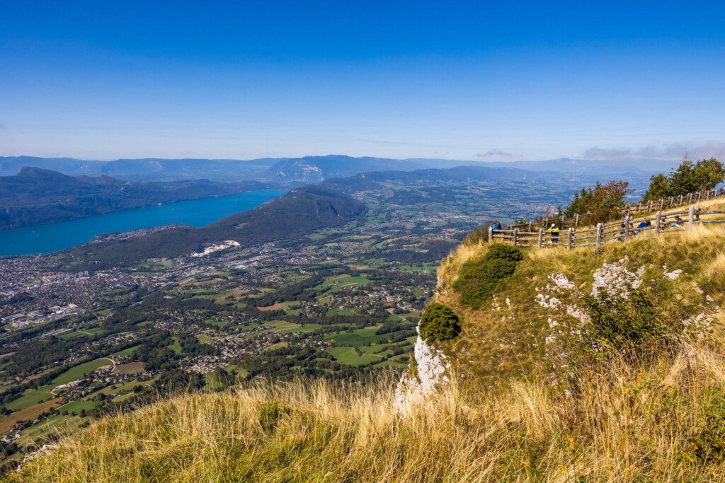 Vue sur le Lac du Bourget et la ville d’Aix-les-Bains depuis le Belvédère du Mont Revard
