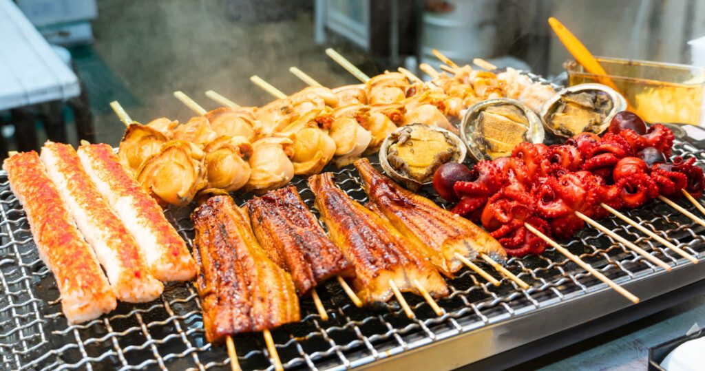 Les brochettes grillées au marché Kuromon Ichiba d'Osaka