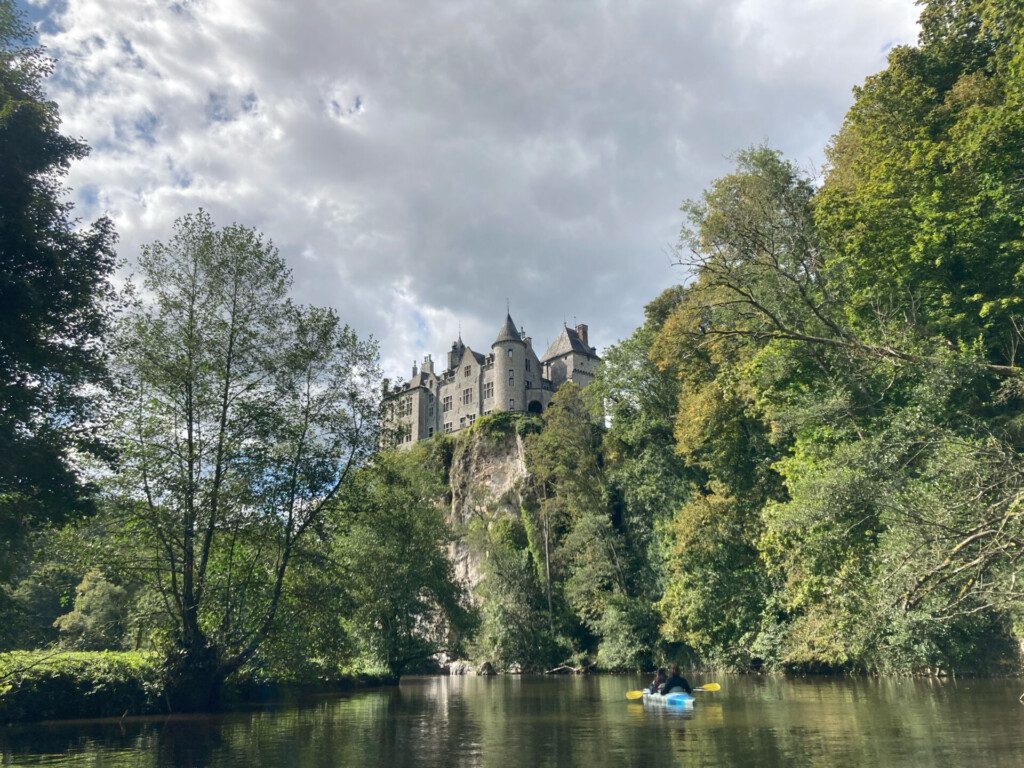 Le Château de Walzin depuis la rivière Lesse, Ardennes