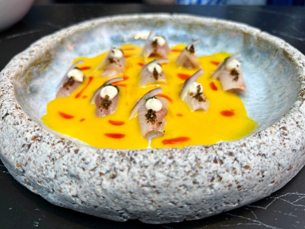 Cuisine fusion à Madrid : Poisson mariné à la sauce au poivron jaune