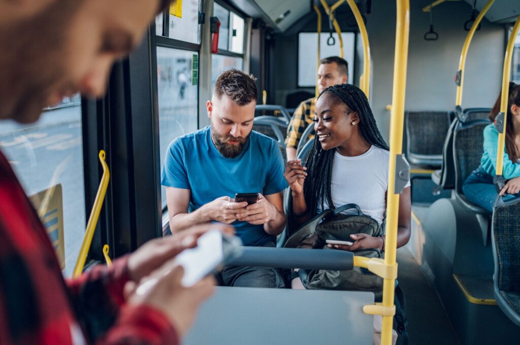 Osez parler à votre voisin dans le bus