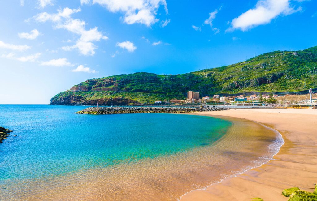 Praia de Machico - belle plage de sable à Madère