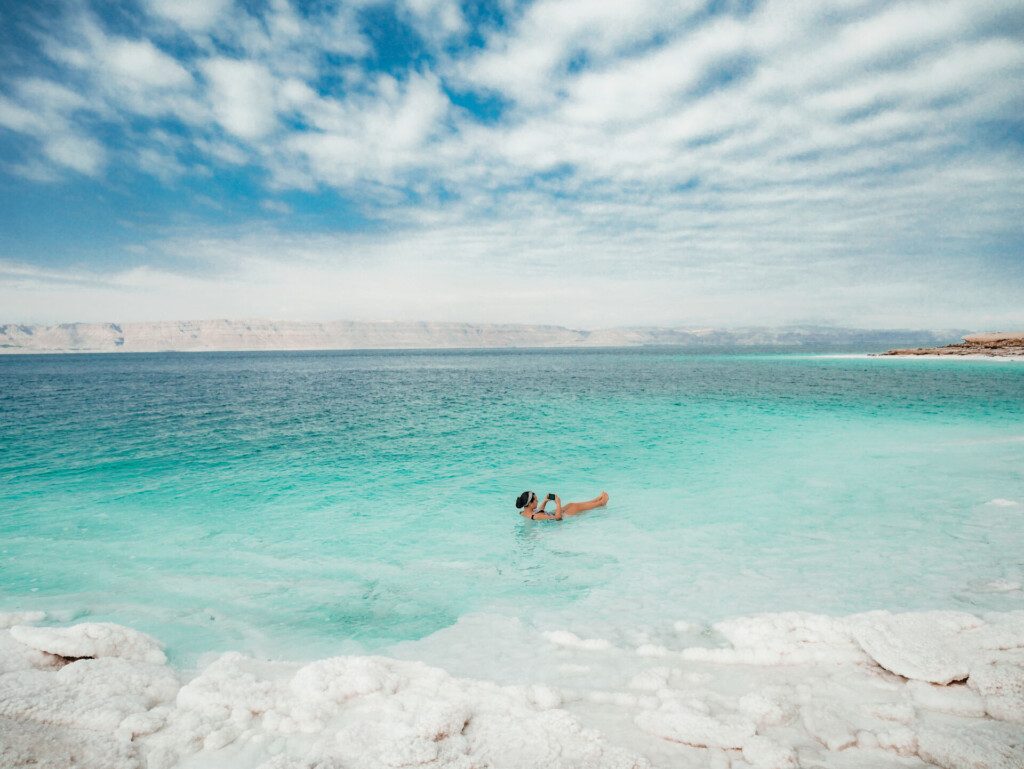 Flotter sur la mer Morte en Jordanie