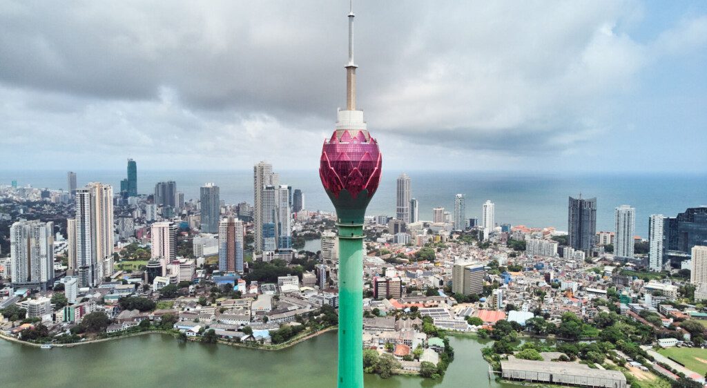 La Lotus Tower domine la ville de Colombo