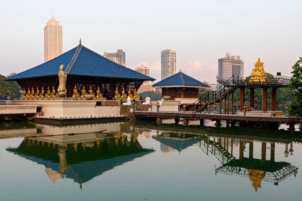 Le temple Seema Malaka et la skyline de Colombo