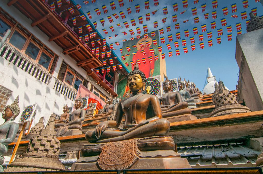 Statues du Bouddha au temple bouddhiste de Gangaramaya, Colombo, Sri Lanka