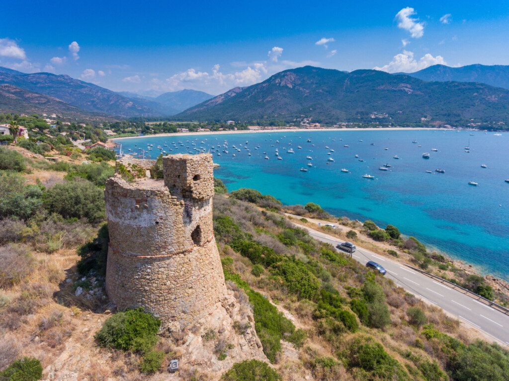Tour génoise près de Sagone sur la côte ouest de l'île de Corse