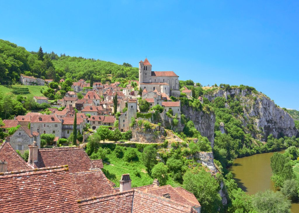 Vue sur Saint-Cirq-Lapopie surplombant la vallée du Lot