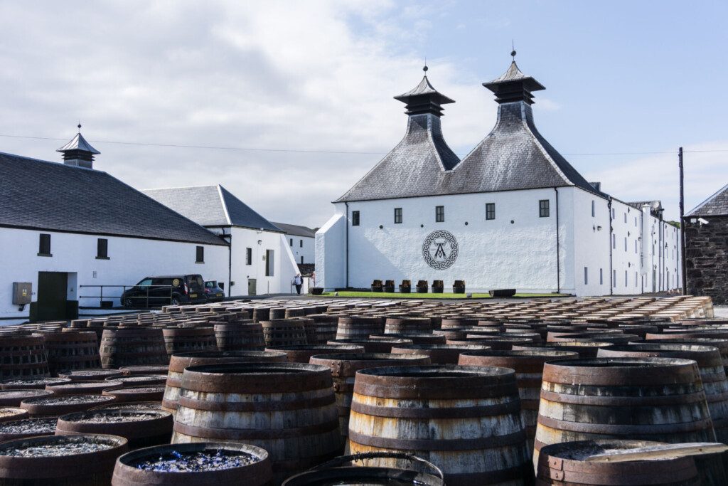 La distillerie écossaise de Lagavulin sur l'île d'Islay