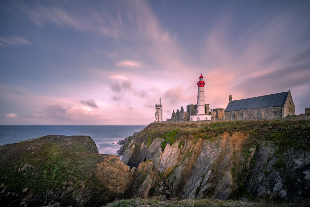 La Pointe Saint-Mathieu : photo prise en pose longue, au coucher de soleil