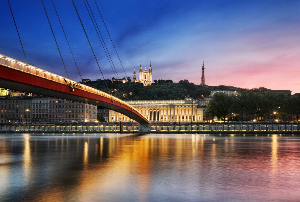 La ville de Lyon brille la nuit