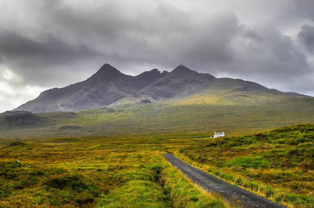 Montagnes de Cuillin Hills en Écosse sur l’île de Skye