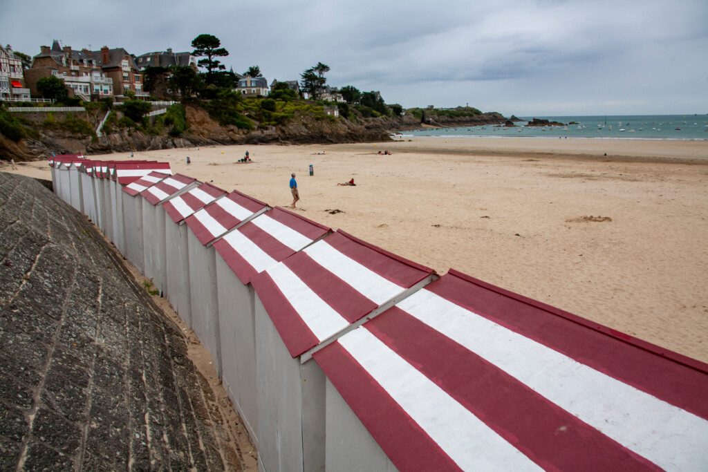 Saint-Lunaire, sa plage, ses cabines, ses jolis maisons