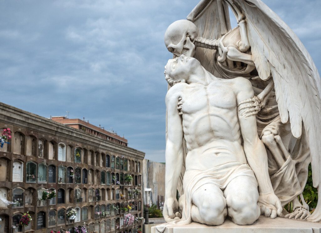 Statue du baiser de la mort au cimetière de Poblenou, une visite insolite à Barcelone