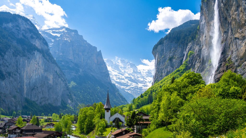 Vue sur la vallée de Lauterbrunnen et ses cascades