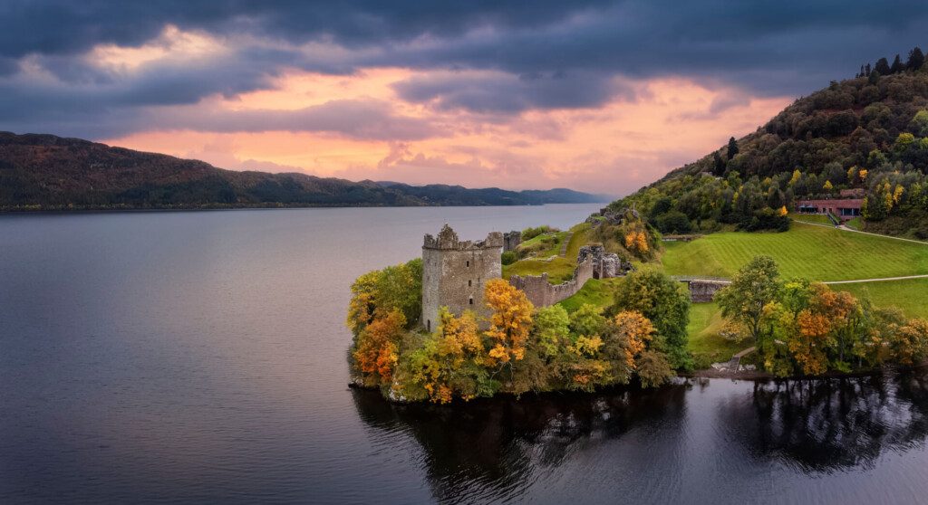 Vue sur le château d'Urquhart au bord du Loch Ness, au coeur des Highlands (Écosse)