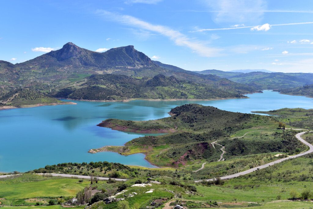 Vue sur le lac de Zahara depuis la moitié de la montée vers Grazalema, Espagne