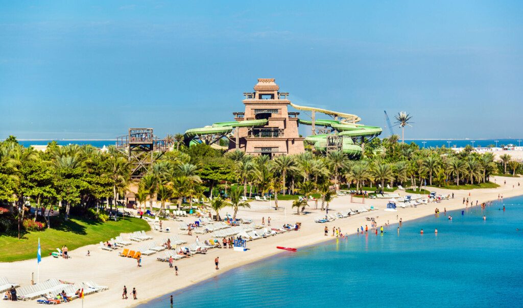 Vue sur le parc aquatique Aquaventure sur l'île de Palm Jumeirah à Dubaï