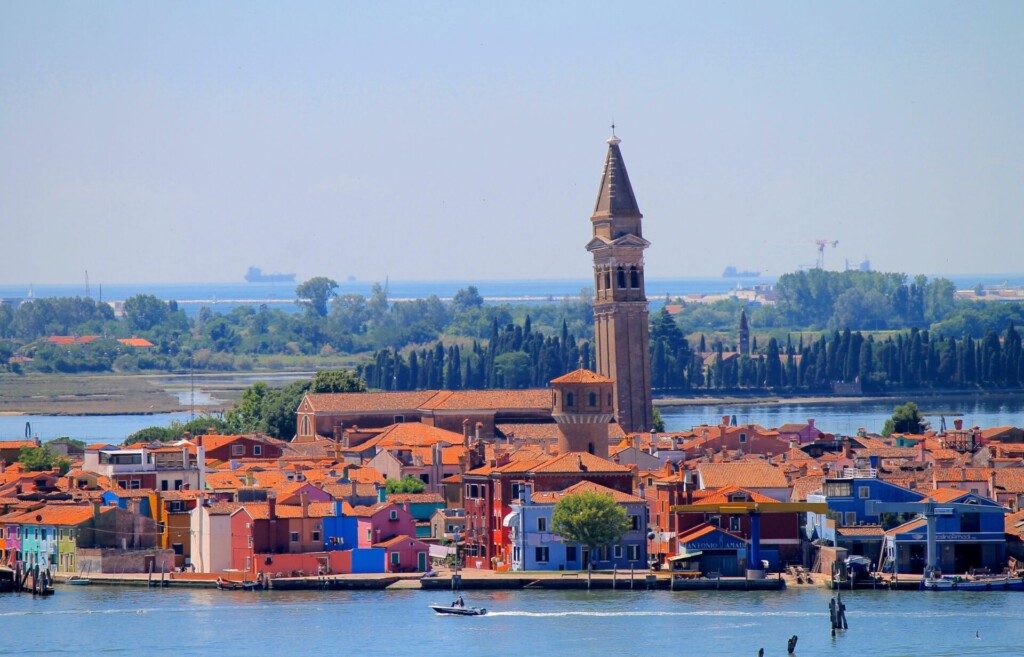 Vue sur l'île de Burano depuis Torcello