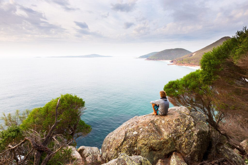 Admirer la vue sur l'océan près de Newcastle, en Australie