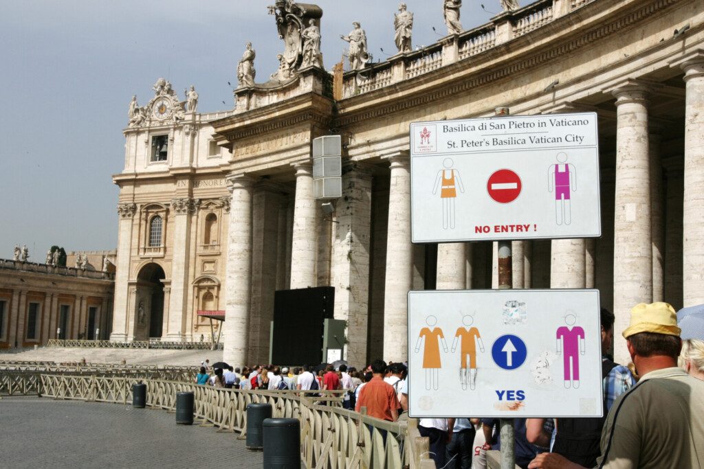 Code vestimentaire pour les touristes devant la basilique Saint-Pierre de Rome