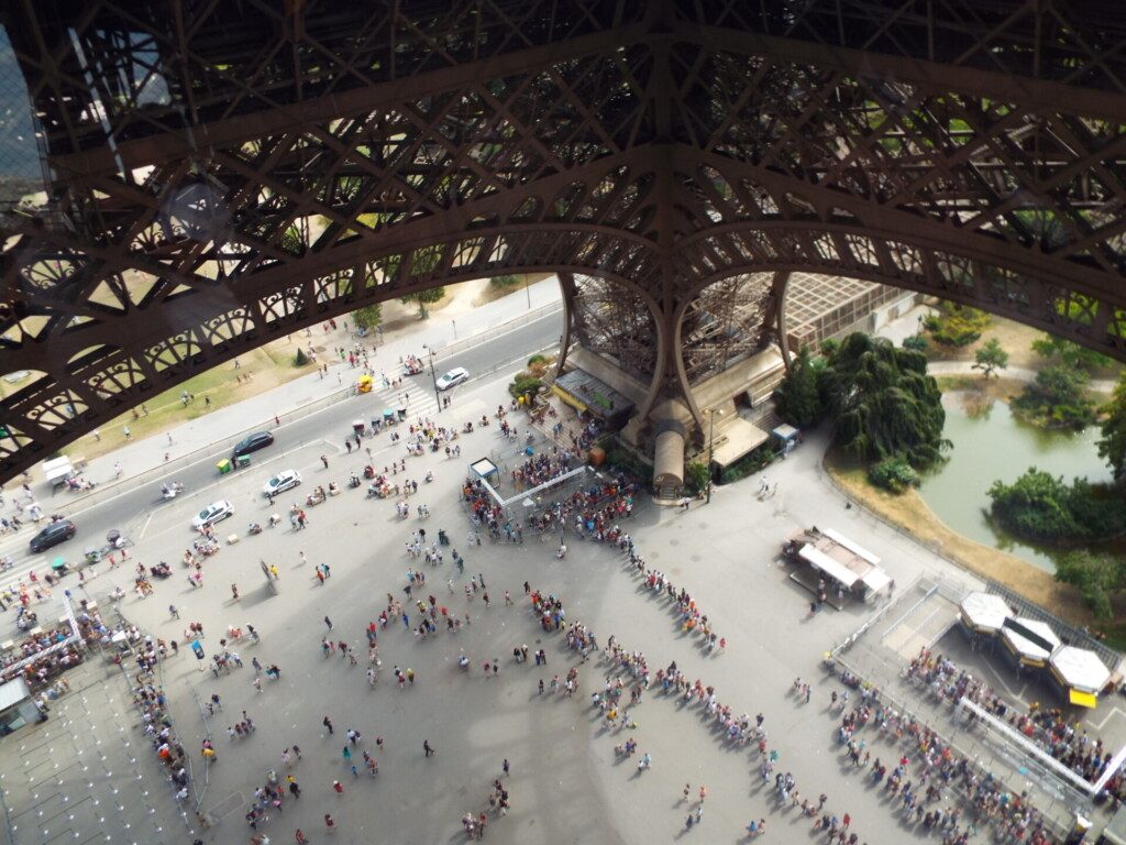 File d'attente pour monter à la Tour Eiffel à Paris