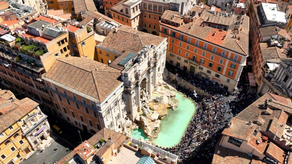 Foule autour de la fontaine de Trevi en pleine journée (Rome)