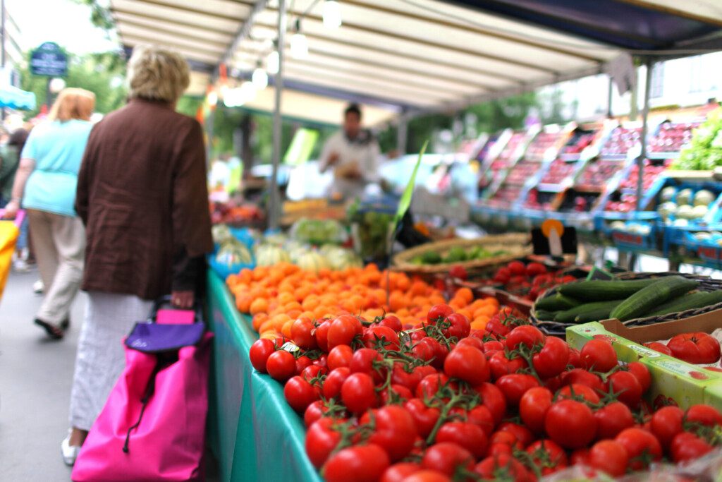 Immersion dans l'ambiance des marchés parisiens