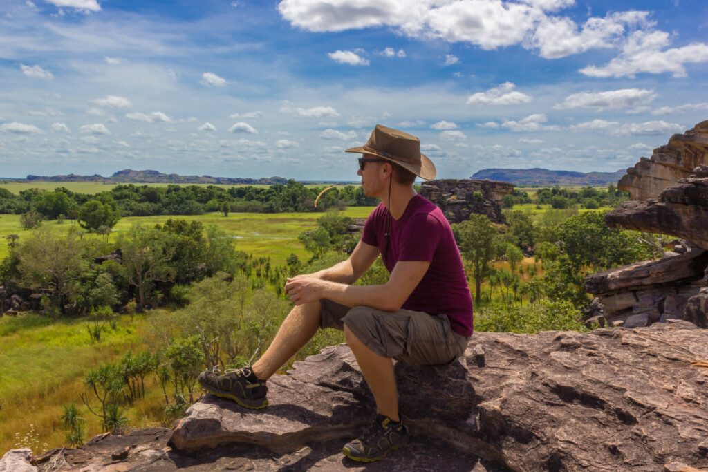 Jeune homme profitant de la vue depuis le belvédère Nadab à Ubirr, parc national de Kakadu (Australie)