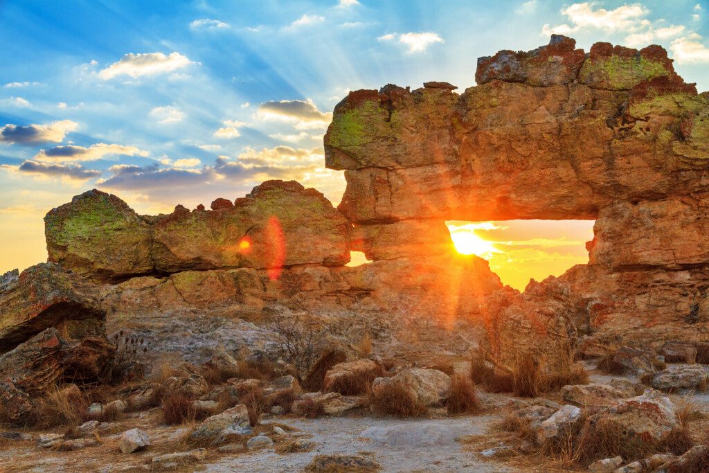 La célèbre formation rocheuse La Fenêtre dans le Parc National de l’Isalo, sud de Madagascar