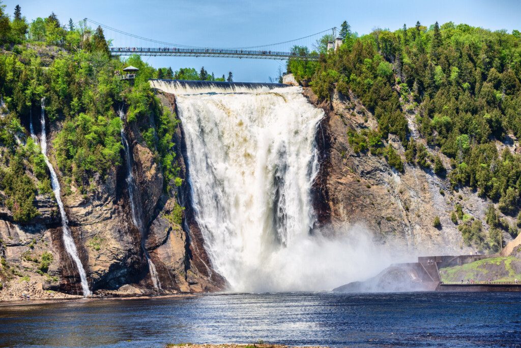 La chute de Montmorency, à côté de la ville de Québec