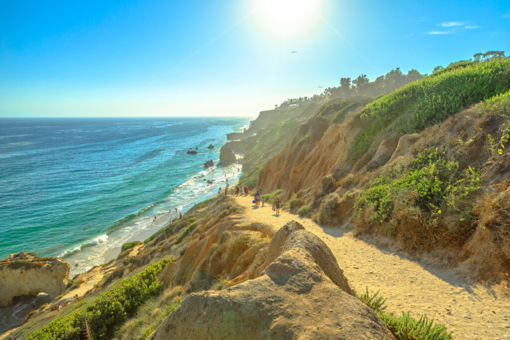 Le sentier qui mène à la plage El Matador State Beach, près de Los Angeles