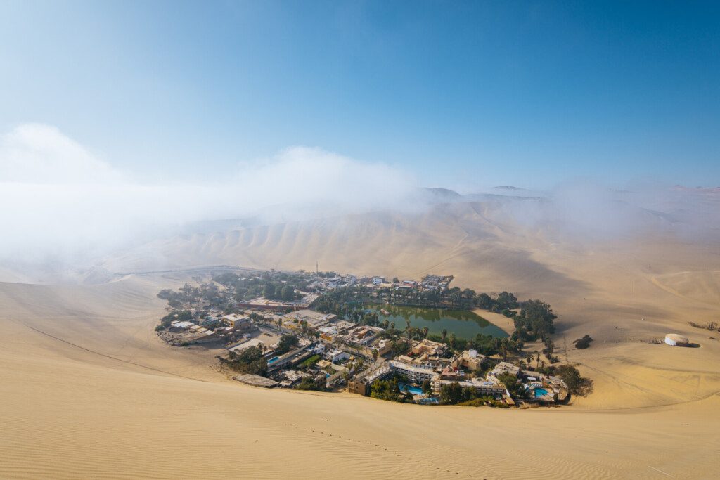 L'Oasis de Huacachina au milieu des dunes (Pérou)