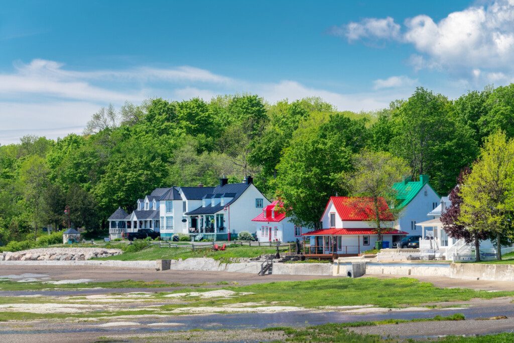Maisons colorées du village de Saint-Jean sur l'île d'Orléans près de Québec
