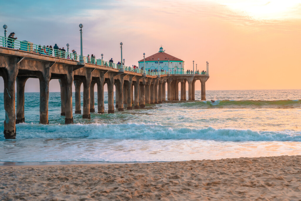 Manhattan Beach Pier au coucher de soleil (autour de Los Angeles)