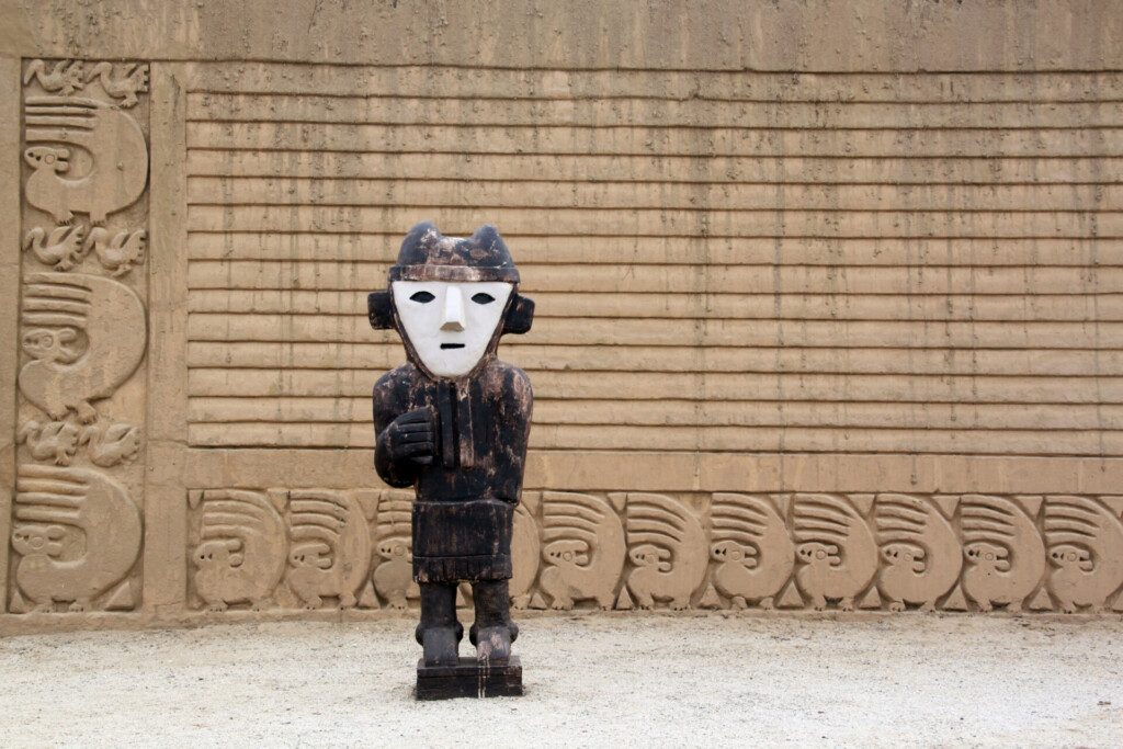 Statue à Chan Chan au Pérou