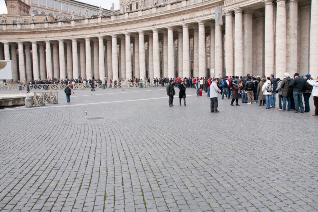 Une longue file d'attente au Vatican (Rome)