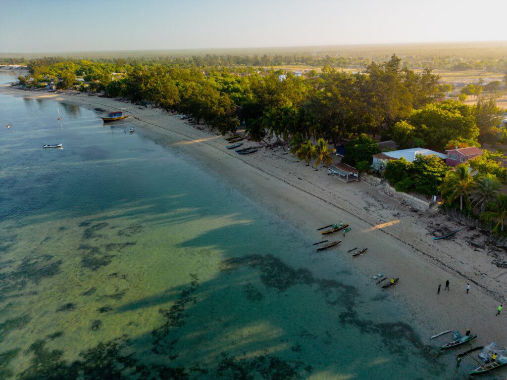 Vue aérienne de la plage d'Ifaty au matin, Madagascar