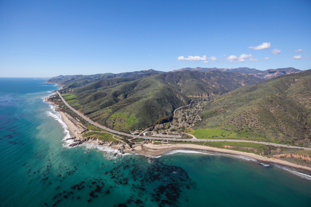Vue aérienne sur Leo Carrillo State Park et son camping, à Malibu autour de Los Angeles