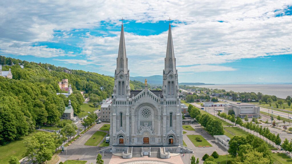 Vue sur la basilique Sainte-Anne-de-Beaupré dans les alentours de Québec